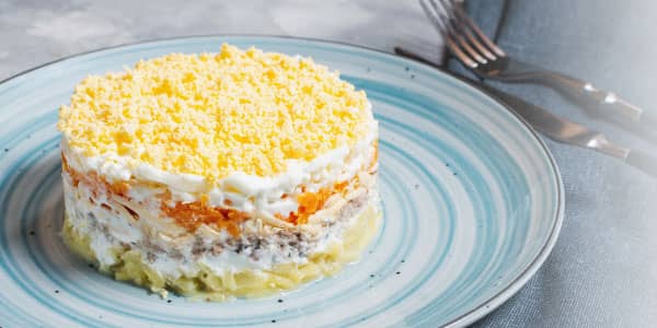 Слоеный салат с шампиньонами, курицей и сыром