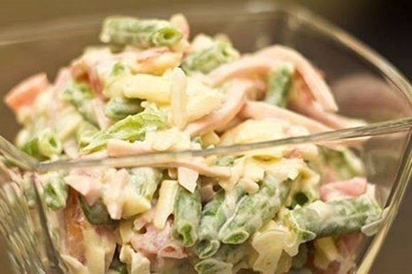 салат из стручковой фасоли, ветчины, кукурузы и грибов